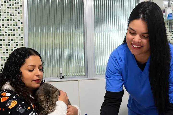 Veterinária atendendo uma tutora e seu gato no Aricanduva Centro Veterinário