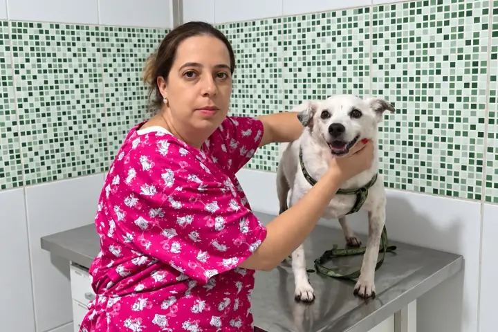 Tutora com seu cão na sala de atendimento do Aricanduva Centro Veterinário
